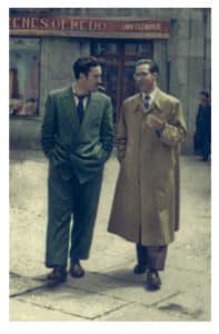 Uxío Novoneyra e Ramón Piñeiro paseando pola Praza do Toural de Compostela, 1952. Arquivo Novoneyra. Coloreada por Tina Paterson